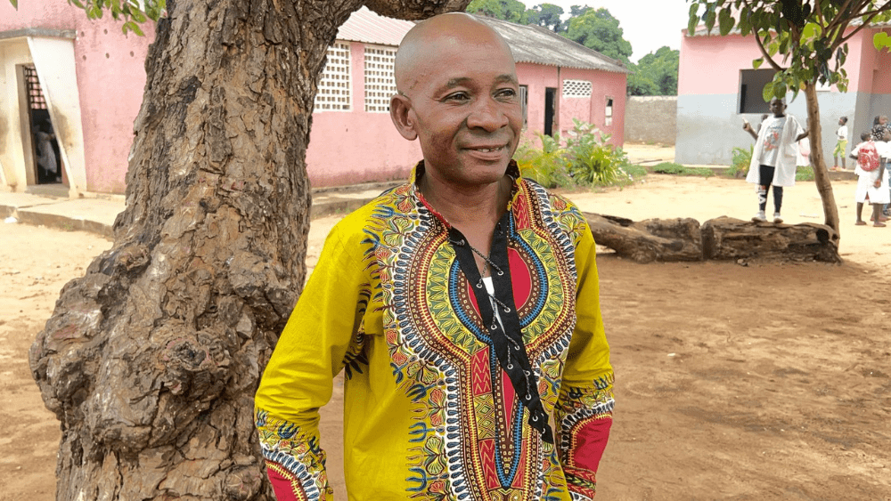 Celso Kunjuka Soque is the Head of Secretariat at School 6015, at Km 44, where there is a stand with CRM content