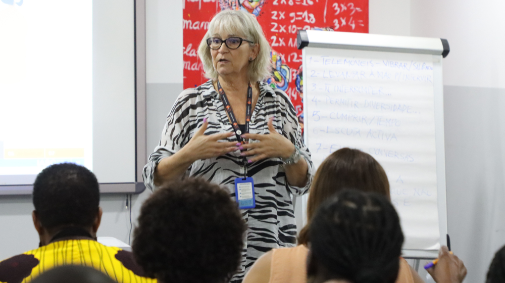 Ana Paula Andrade, facilitadora da formação, em momento de intervenção na sessão com parceiros do Governo, Novembro 2024