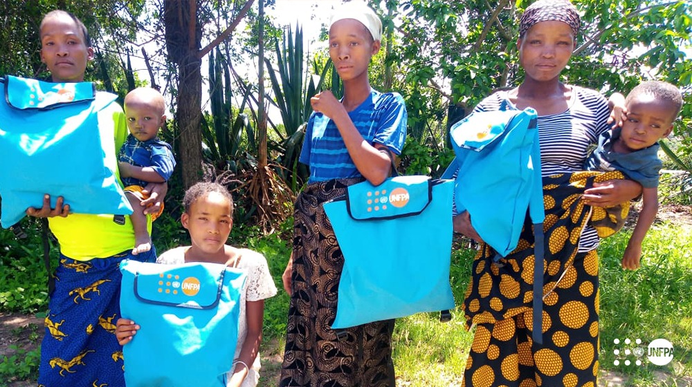 Participantes da palestra sobre- Prevenção da Gravidez na Adolescência e Importância do Kit de Dignidade (Higiene menstrual), no município de Quipungo, localidade de Tchituto, Huíla- Angola.