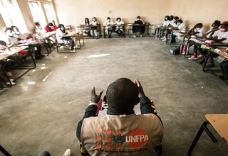  Programa SYP na Huila apoia bancadas montadas nas escolas e monitoradas pelo UNFPA, com meninas entre os 11 e 23 anos de idade