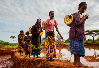 O UNFPA em conjunto com o Banco Mundial e o Ministério da Saúde angolano (MINSA) começou a distribuição de 50 mil kits de dignidade e saúde sexual na Huíla, Cunene, Namibe e Cuando-Cubango, as províncias mais afectadas.@Gayo Village/Shutterstock