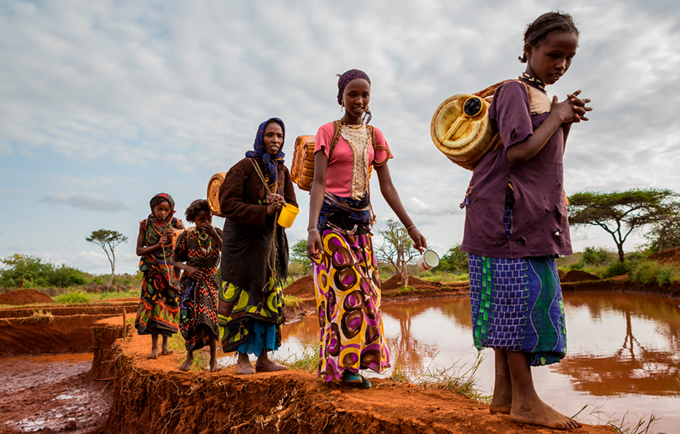 O UNFPA em conjunto com o Banco Mundial e o Ministério da Saúde angolano (MINSA) começou a distribuição de 50 mil kits de dignidade e saúde sexual na Huíla, Cunene, Namibe e Cuando-Cubango, as províncias mais afectadas.@Gayo Village/Shutterstock