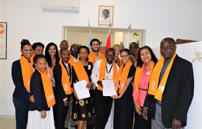Staff do UNFPA Angola comemorando a assinatura do acordo