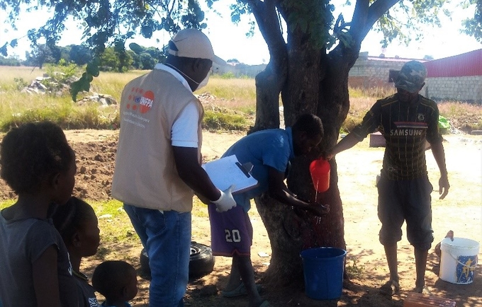 Coordenador Local, Nelson Manuel Gerente, a dar informações sobre a Prevenção do COVID-19, na aldeia do Poiares, Comuna da Arimba, Município do Lubango (Província da Huíla). @UNFPA Angola 
