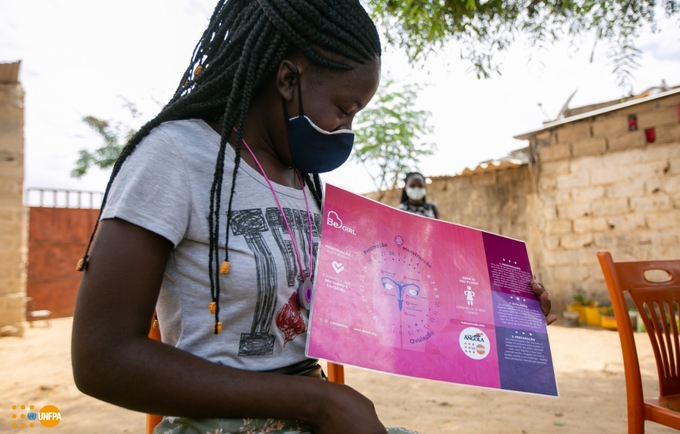   Teresa Estevão Bala, 18 anos, a explicar como monitorar o ciclo menstrual, durante uma iniciativa de gestão menstrual dirigida pelo UNFPA e BeGirl na província de Luanda, Angola. 
