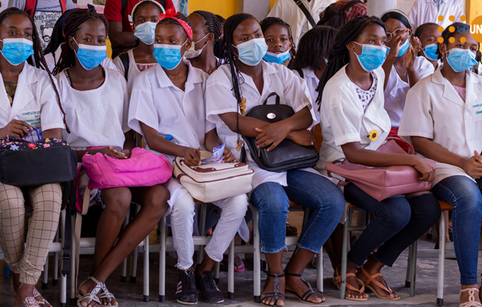 Estudantes da Escola do Ensino Especial acompanhando a palestra de Saúde Sexual e Reprodutiva no Bairro do Rangel, Luanda - Angola