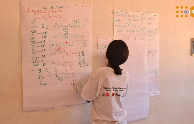 Técnica de saúde, trabalhando no calculo da DDP (data provável do parto), nas formações ministradas pela UNFPA em Parceria com o Governo de Angola, no Sul do país.