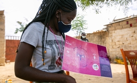   Teresa Estevão Bala, 18 anos, a explicar como monitorar o ciclo menstrual, durante uma iniciativa de gestão menstrual dirigida pelo UNFPA e BeGirl na província de Luanda, Angola. 