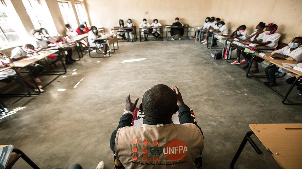  Programa SYP na Huila apoia bancadas montadas nas escolas e monitoradas pelo UNFPA, com meninas entre os 11 e 23 anos de idade