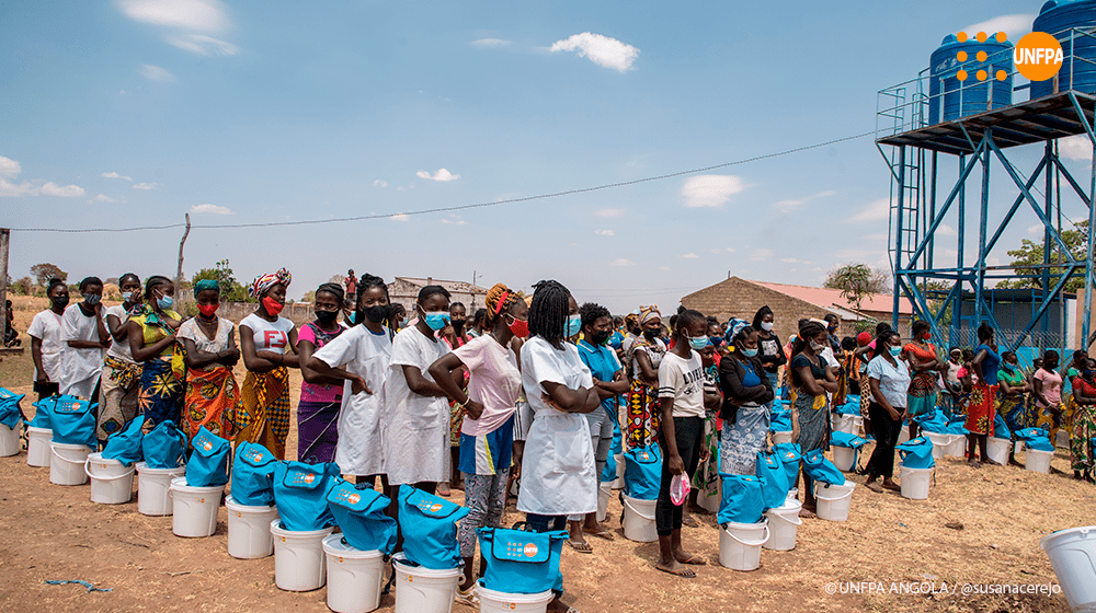 Jovem meninas aprendendo sobre o Kit de Dignidade e sua importância na vida de todas as q recebem em Angola