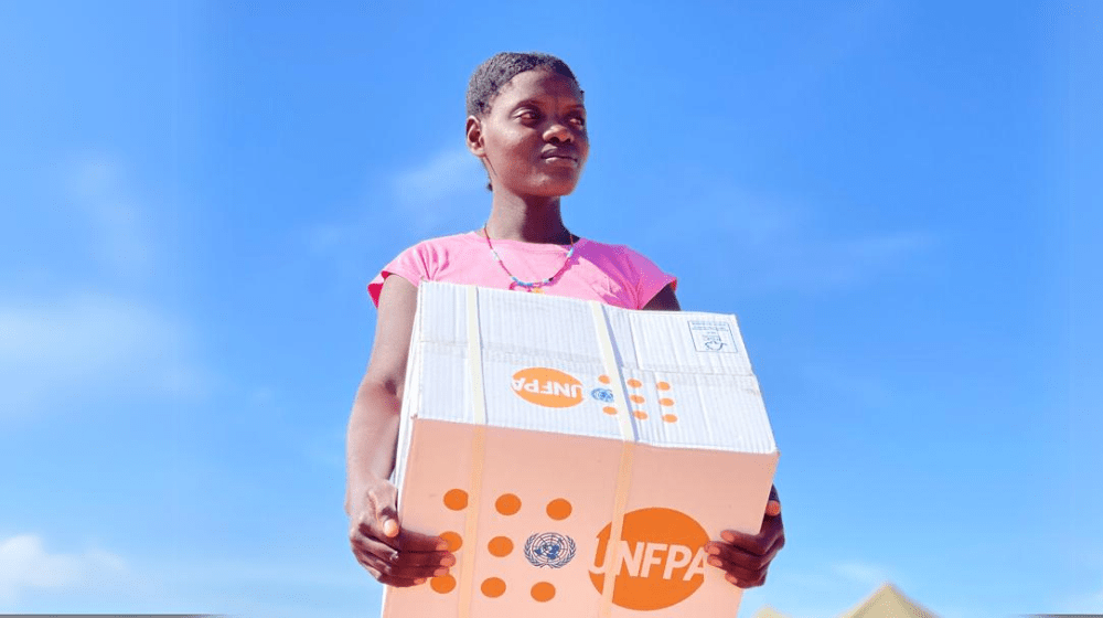 Beneficiária do Programa com o seu kit de dignidade, no Centro de Acolhimento de Refugiados, Província do Cunene | ©UNFPA Angola