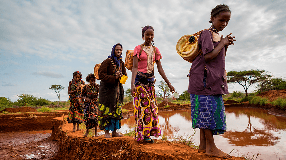 O UNFPA em conjunto com o Banco Mundial e o Ministério da Saúde angolano (MINSA) começou a distribuição de 50 mil kits de dignidade e saúde sexual na Huíla, Cunene, Namibe e Cuando-Cubango, as províncias mais afectadas.@Gayo Village/Shutterstock