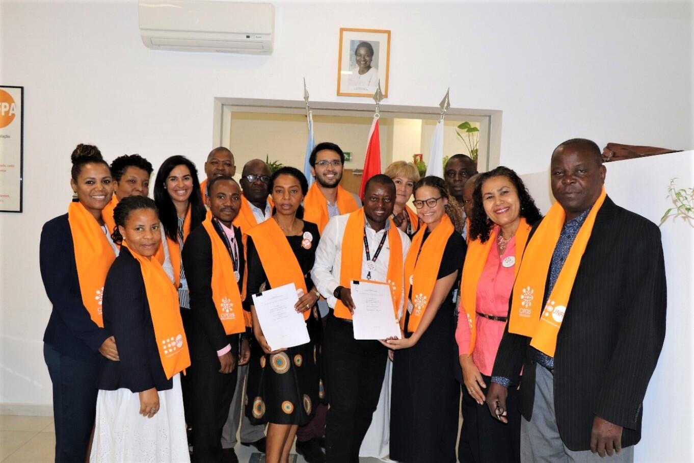 Staff do UNFPA Angola comemorando a assinatura do acordo