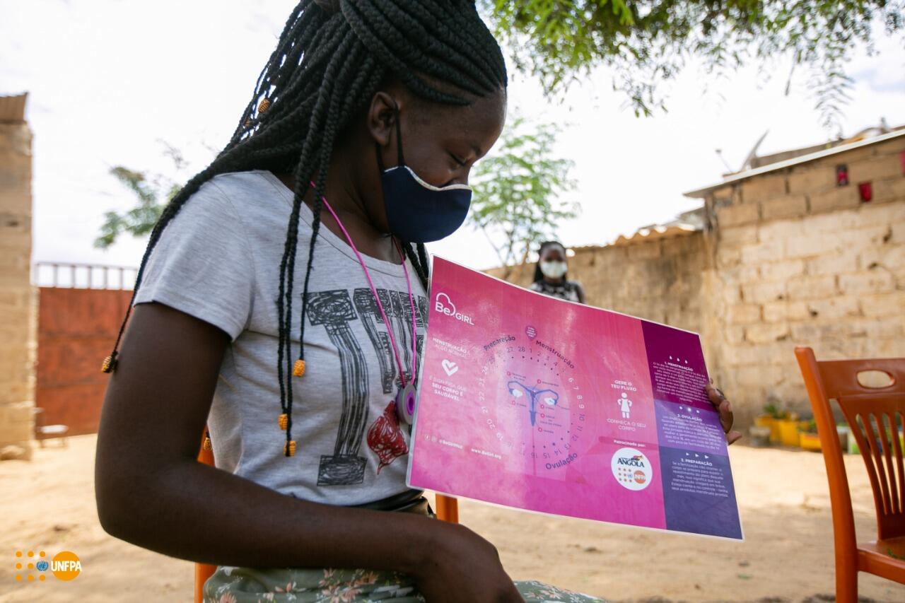   Teresa Estevão Bala, 18 anos, a explicar como monitorar o ciclo menstrual, durante uma iniciativa de gestão menstrual dirigida pelo UNFPA e BeGirl na província de Luanda, Angola. 