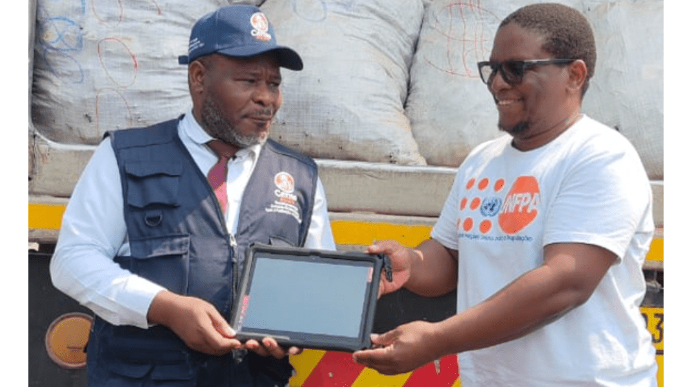 Symbolic handover of the tablets to the Director General of INE, José Calengi