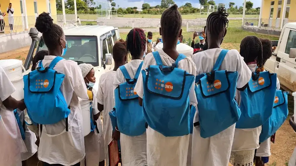 O UNFPA trabalha com escolas para dar palestras sobre planejamento familiar e prevenção de gravidez indesejada na comunidade